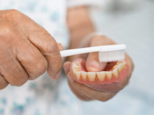escovando a dentadura